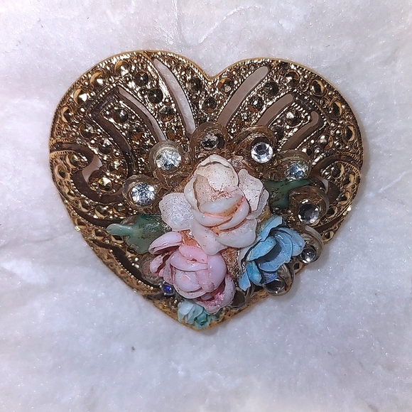 Gold Heart Pin w/Vintage Porcelain Flower Center - Picture 4 of 9